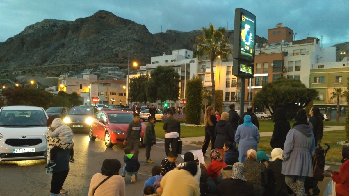 Vecinos en una sentada en la rotonda del Puerto.