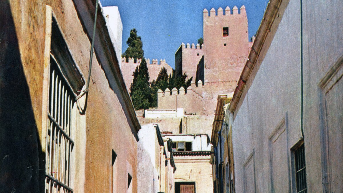 El cartero bajando por la calle del Cisne, que todavía tenía el suelo de tierra y las aceras desgastadas. Año 1969.