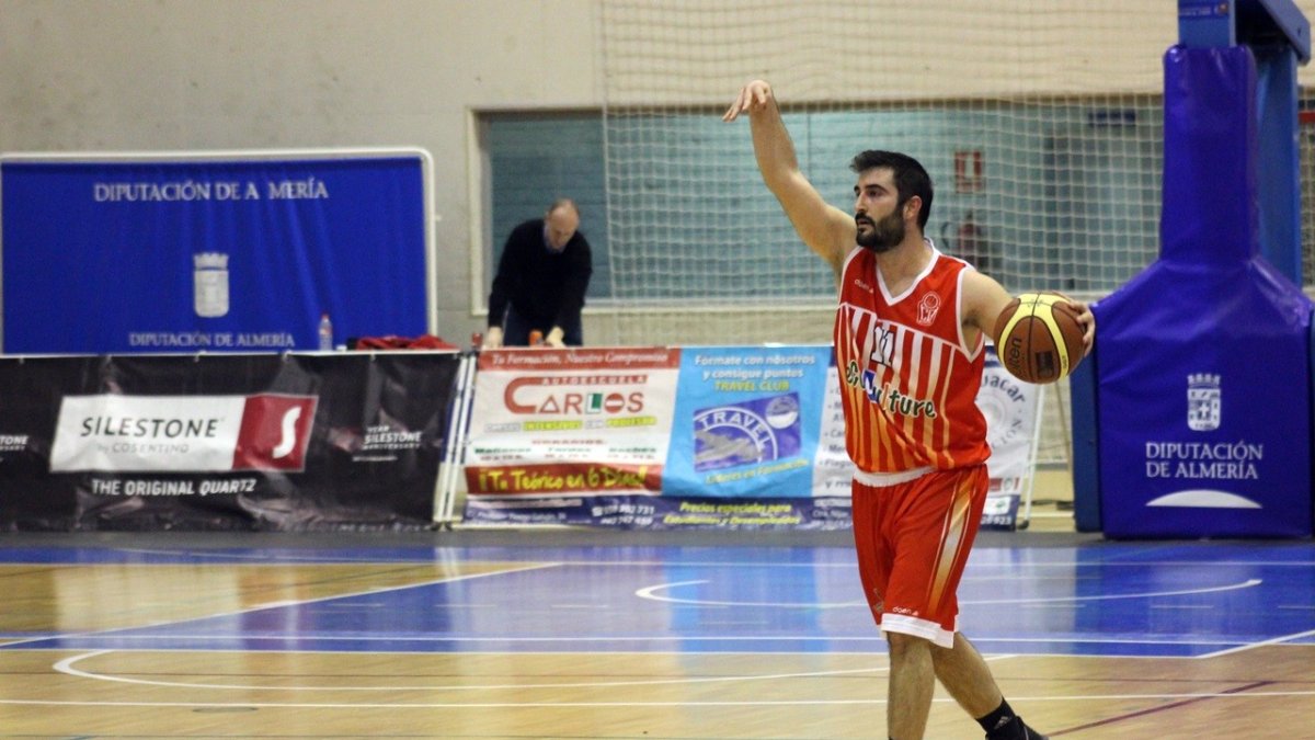 Alberto Puentes subiendo el balón.