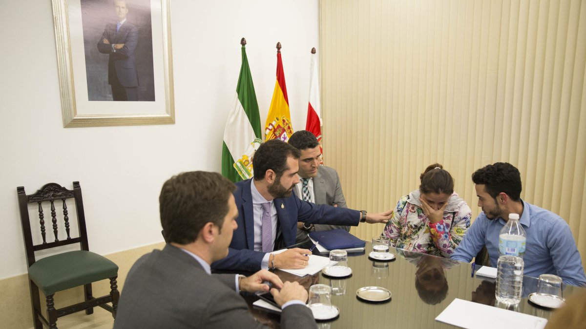 El alcalde consuela a una de las mujeres realojadas de El Patio en una reunión con los afectados.
