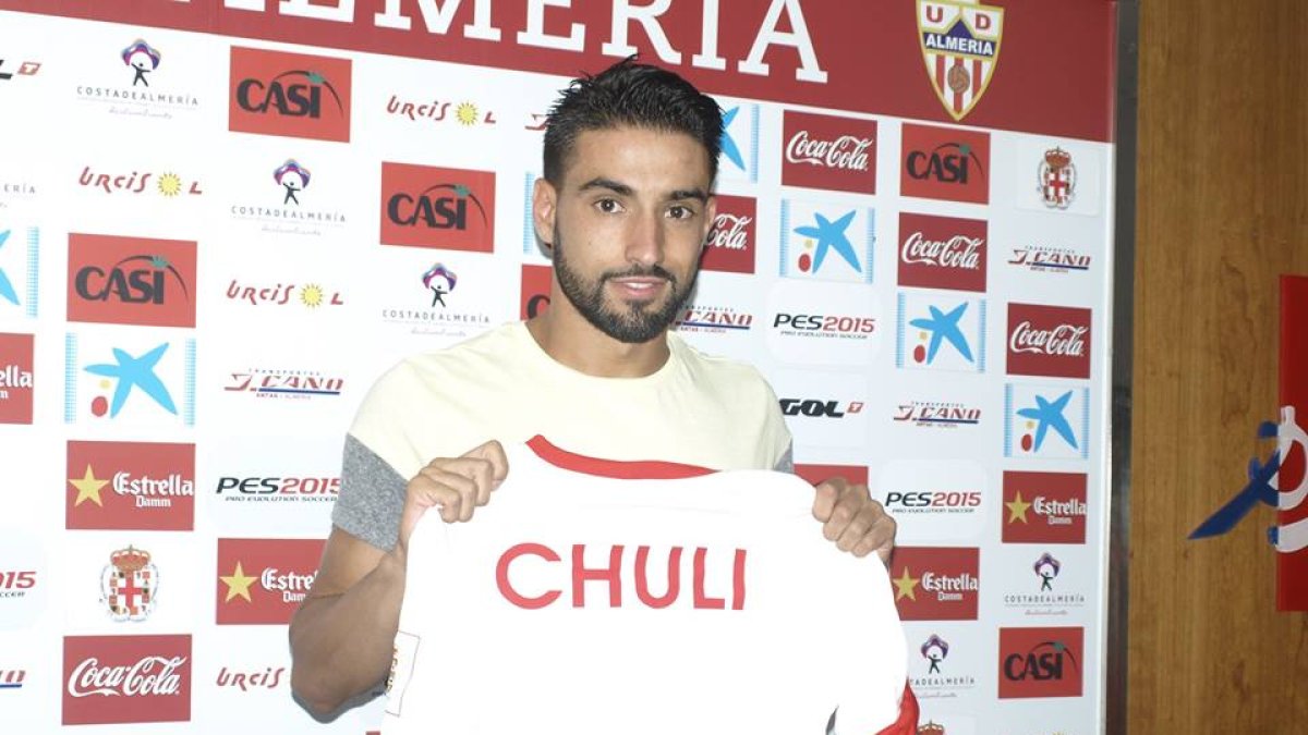 Chuli con la rojiblanca en sus manos.