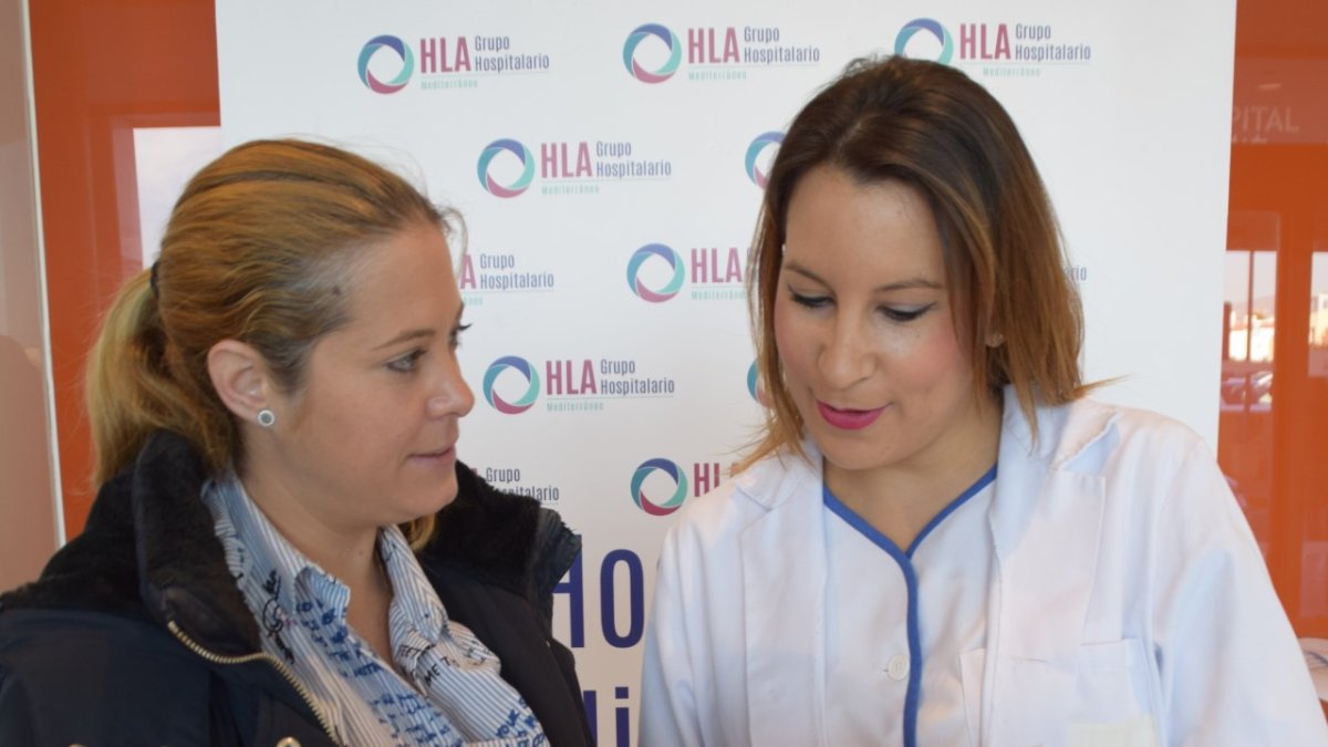 Una sanitaria dando consejos a una usuaria del Hospital Mediterráneo.