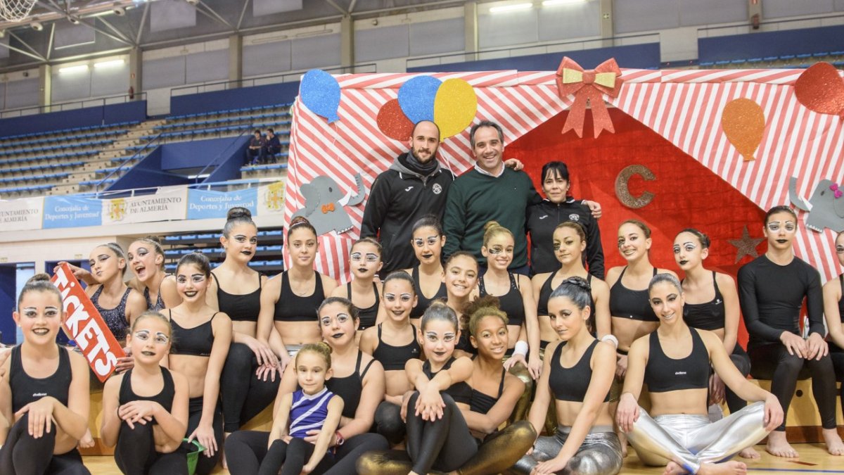Juanjo Segura con las estrellas de la gimnasia.