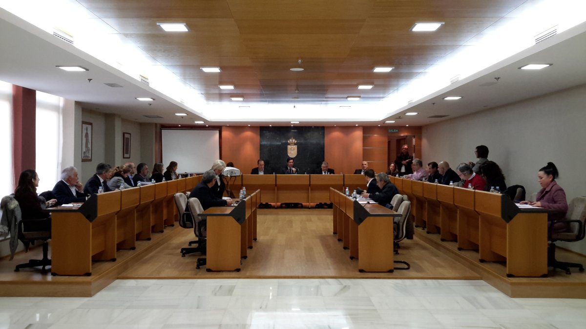 Pleno en el Ejido celebrado ayer en el que se aprobó la distinción del windsurfista Víctor Fernández como embajador honorífico de El Ejido.