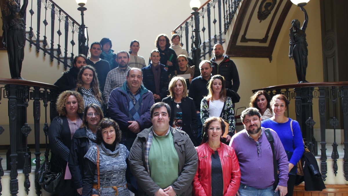 Junto a la delegada del Gobierno y el coordinador del IAJ, los alcaldes de Fiñana y de Alboloduy, concejales y representantes de distintos municipios