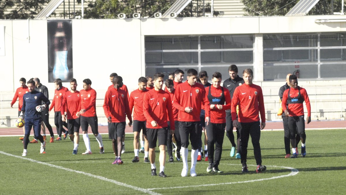 Primer entrenamiento postmercado en el Almería.