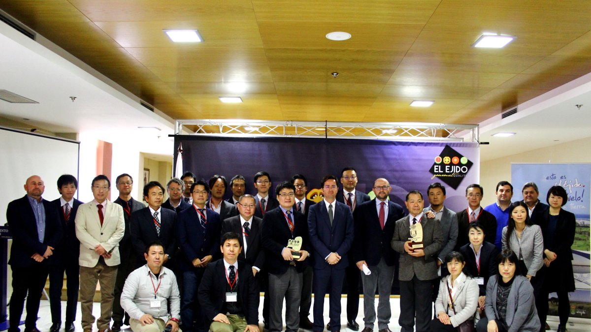 Foto de familia de la delegación japonesa que visita El Ejido hasta mañana viernes.