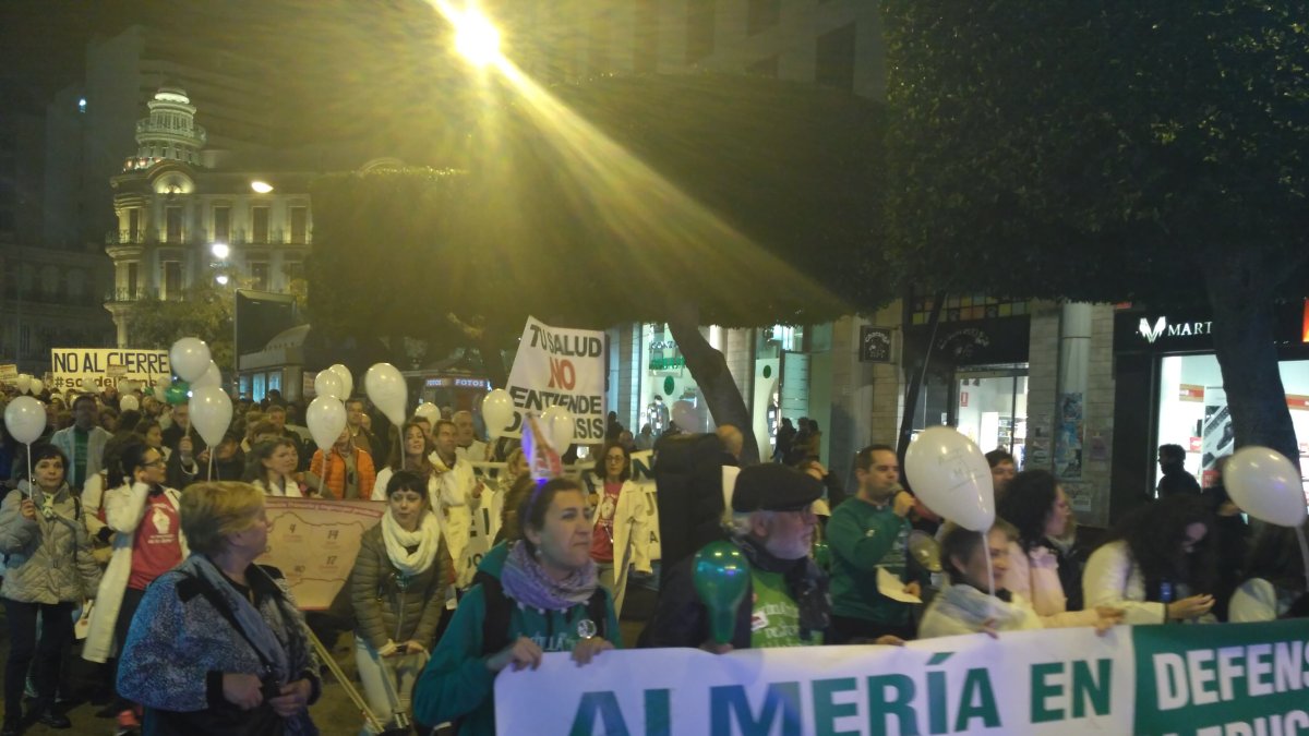 Manifestación de las mareas Blanca y Verde a su salida de la Puerta Purchena de la capital.