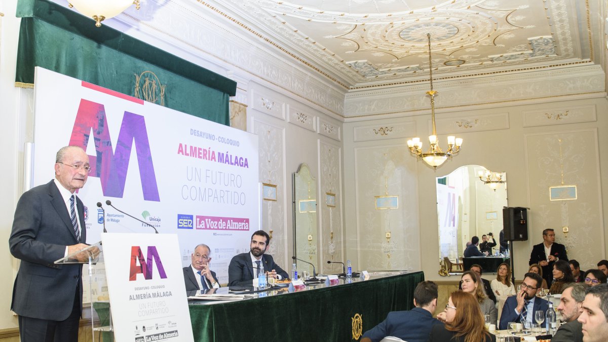 El alcalde de Málaga, Francisco de la Torre, se dirige al público congregado en el Círculo Mercantil.