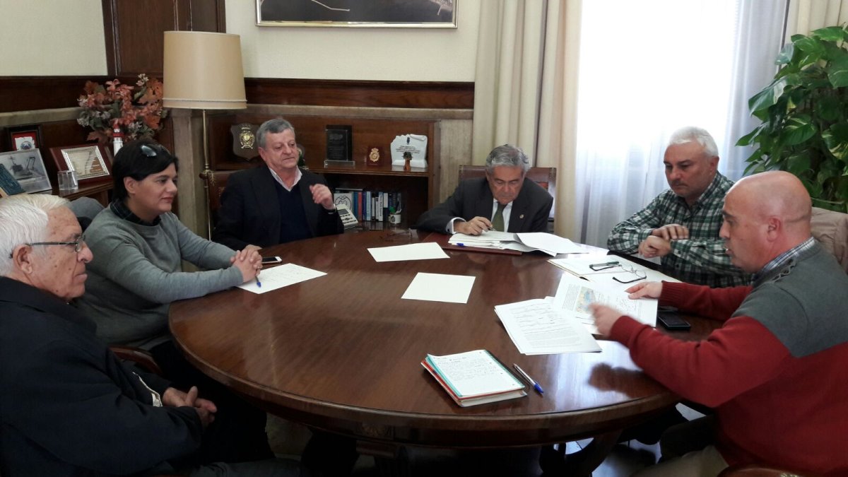 Reunión de alcaldes y miembros de la Asociación en la que entregaron el nuevo informe al subdelegado.