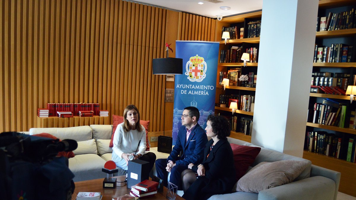 Alberto Cerezuela, director de Círculo Rojo, junto a Ana M. Labella y Mar Peláez.