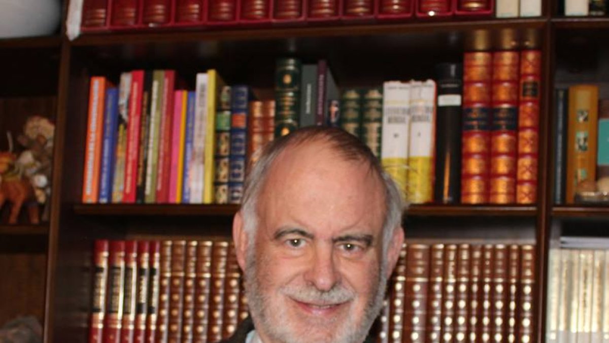 Enrique Martínez-Salanova con un ejemplar de su libro.