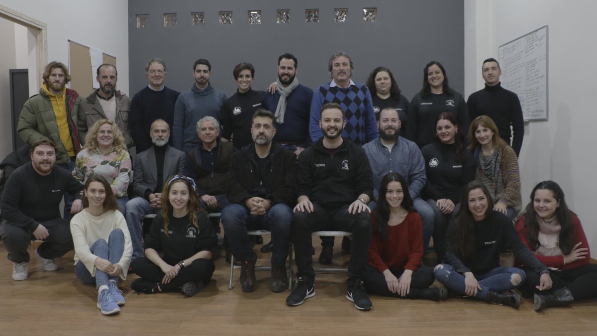 Alumnos de los cursos de guion y dirección y de interpretación con sus profesores (en el centro), el director Kurro González y el actor y productor F