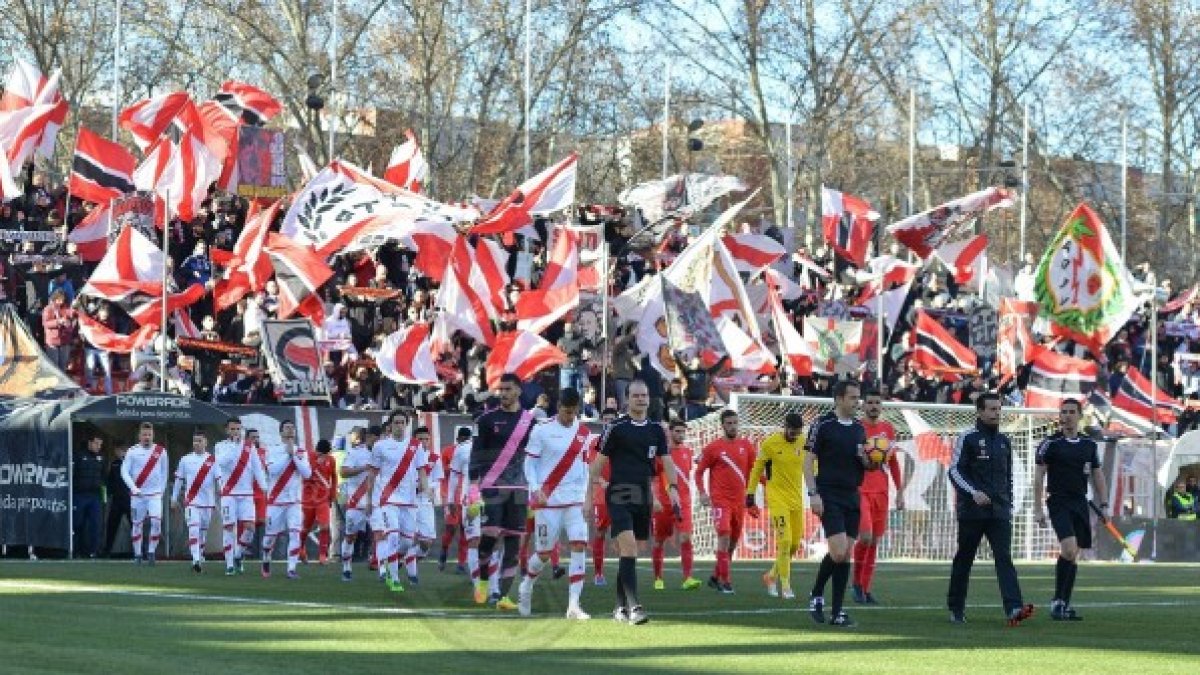 Los jugadores saltando al césped de Vallecas.