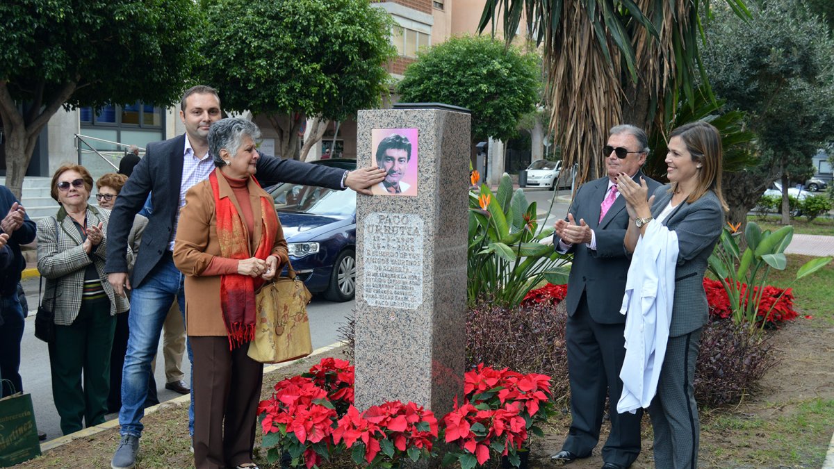 Descubrimiento del monolito dedicado al cantautor y poeta Paco Urrutia.