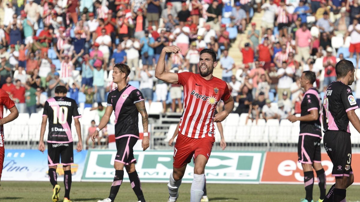 Puertas celebra su primer gol con el Almería.