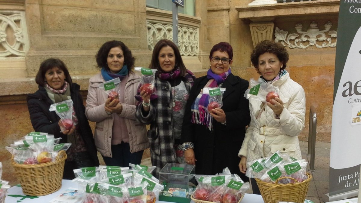 Voluntarias de la AECC en Almería en la campaña a favor de la prevención.