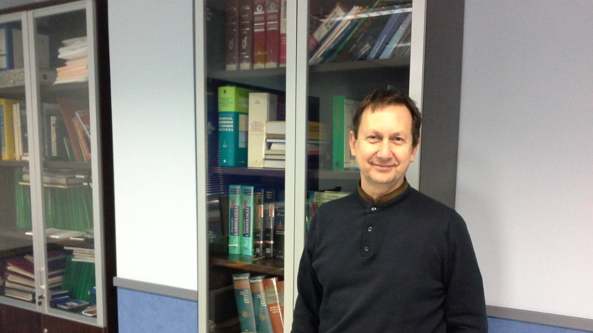 El médico Fernando Rosell en la sede del 061 en Almería.