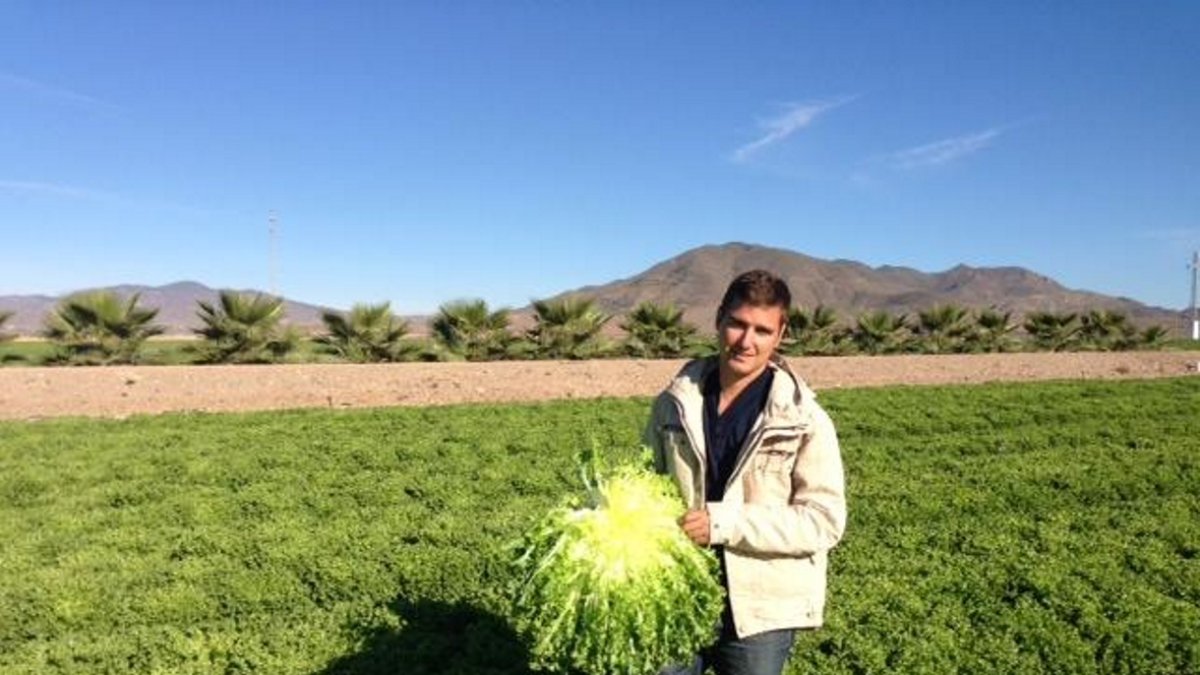 Jean Cuadras, el hijo menor de la familia, en una de las fincas de la empresa en Cuevas.