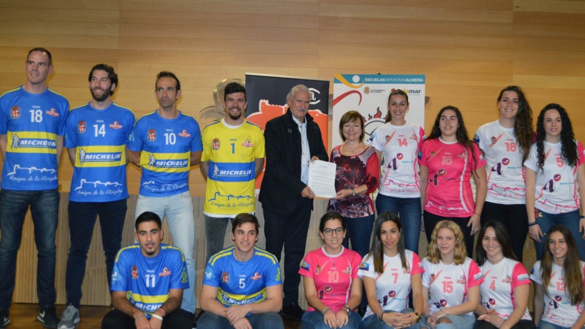 Los mayores del Mintonette posaron tras el acto.