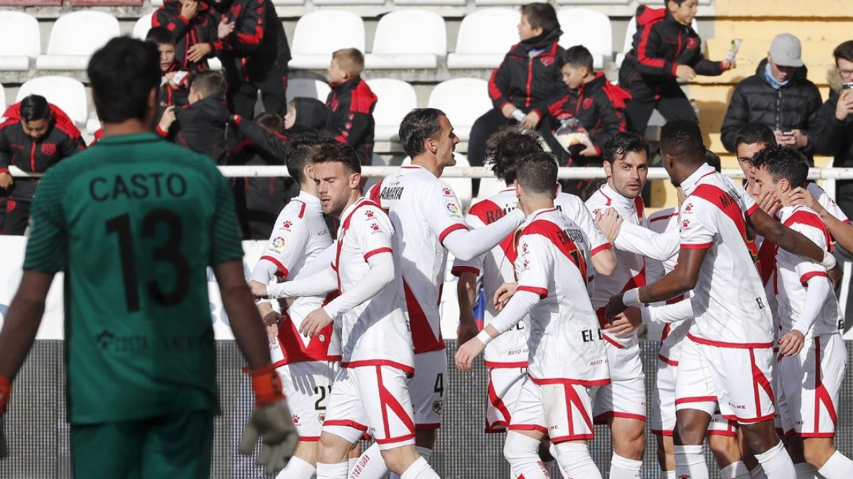 El Rayo celebra y Casto mira.