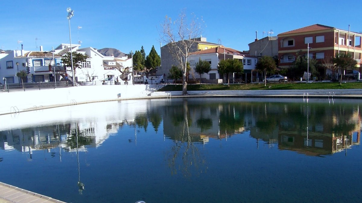 La fuente de Cela está ubicada entre los municipios de Tíjola y Lúcar y a su alrededor hay numerosos cultivos.