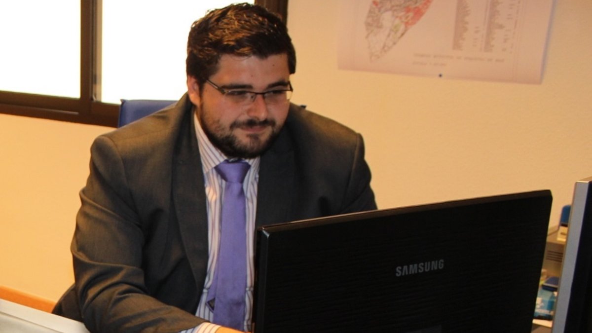 El concejal de Nuevas Tecnologías, Francisco Gutiérrez, en su despacho.