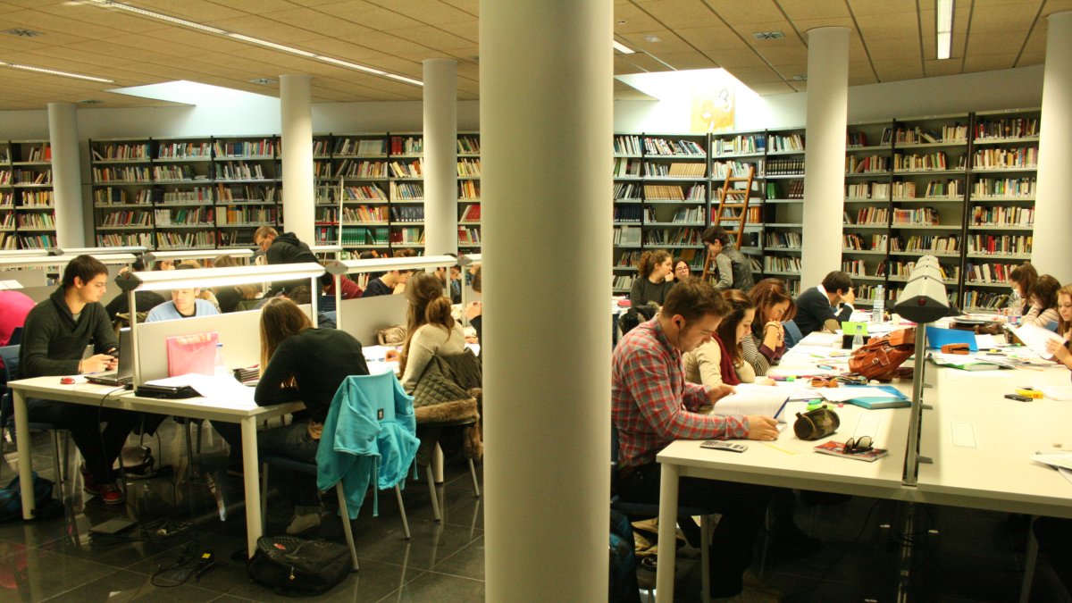 Estudiantes en las instalaciones de la Biblioteca.