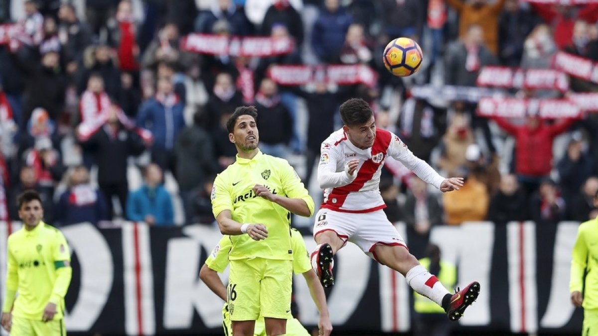 Fidel, en una jugada del Rayo-Almería.