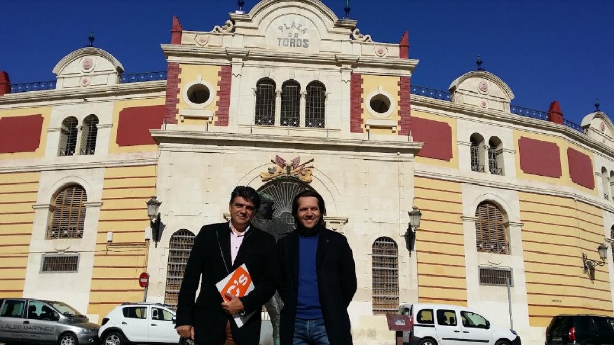 M. Cazorla y R. Burgos ante la plaza de toros de Almería.