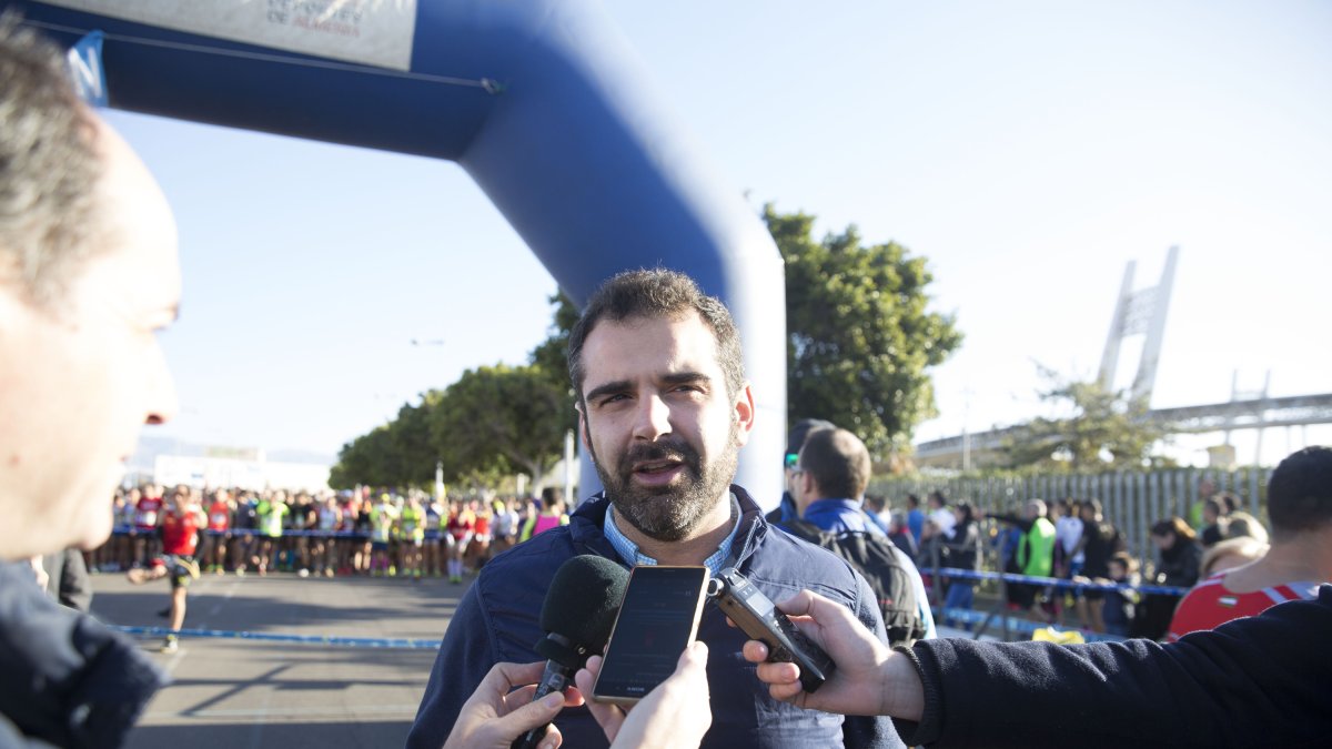 El alcalde de Almería, el domingo antes de la Media Maratón.