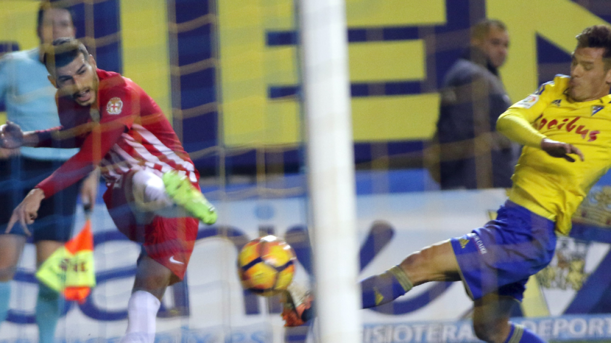 Javi Álamo dispara a portería en el Carranza.