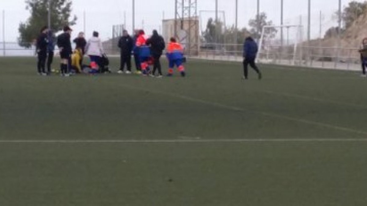 Momento en el que el jugador del Almería cadete es atendido sobre el terreno de juego.