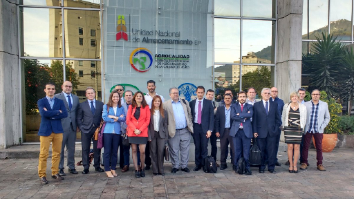 Una representación de la delegación empresarial y Extenda en Ecuador.