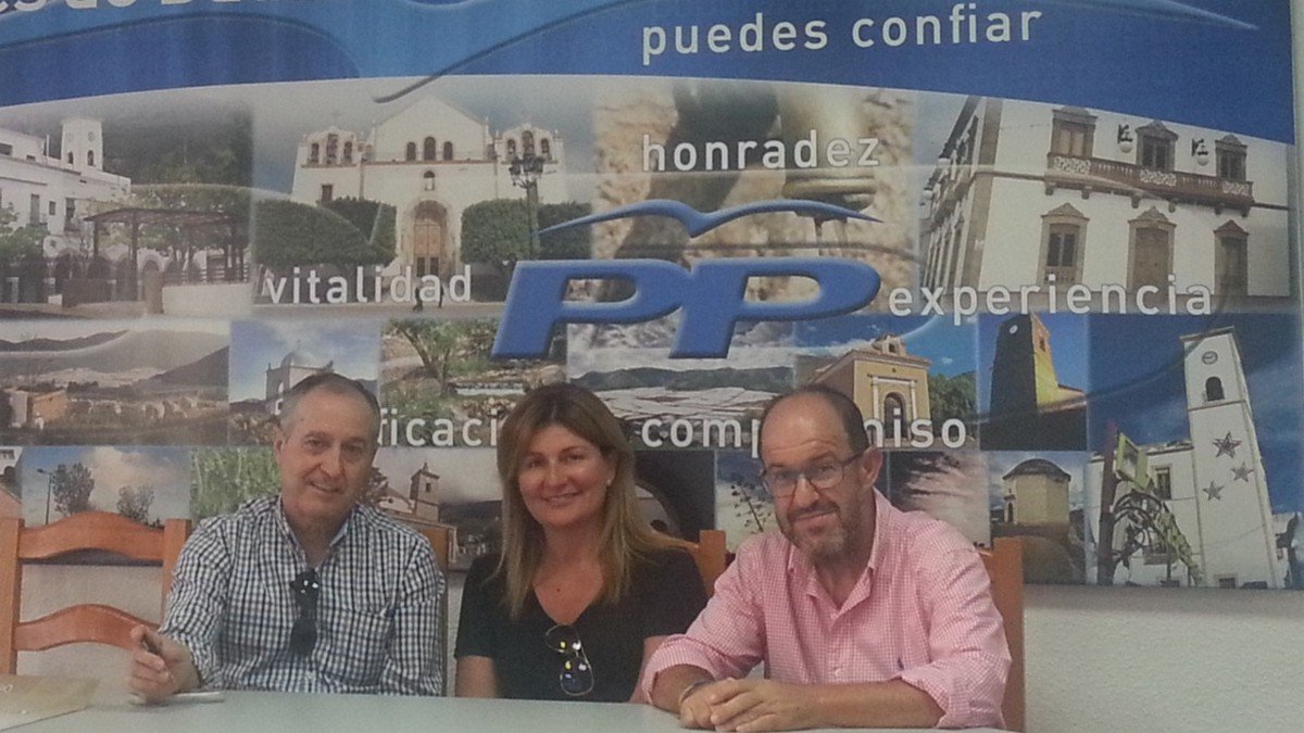 Los responsables del PP de Dalías con la parlamentaria andaluza Rosalía Espinosa.