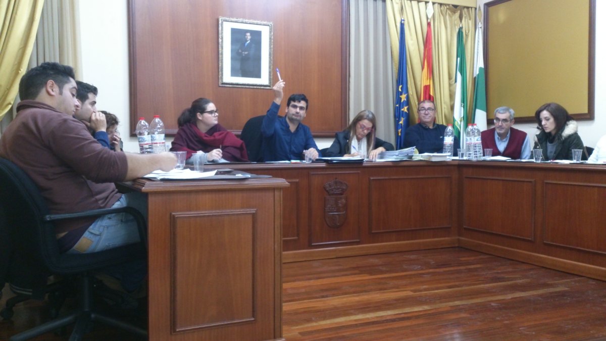 El alcalde ha votado él solo en muchas ocasiones, tras el desencuentro con el PSOE.