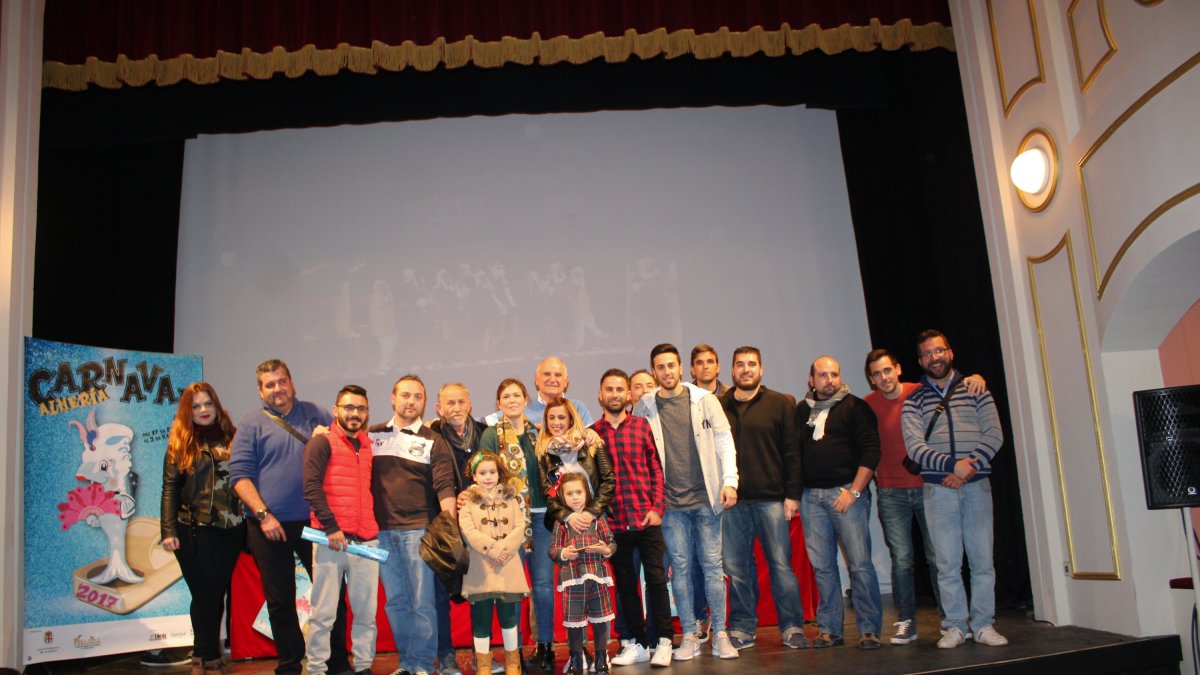 La concejala Ana Martínez Labella, Nicolás Castillo y los grupos participantes en el Concurso de Carnaval de Almería.