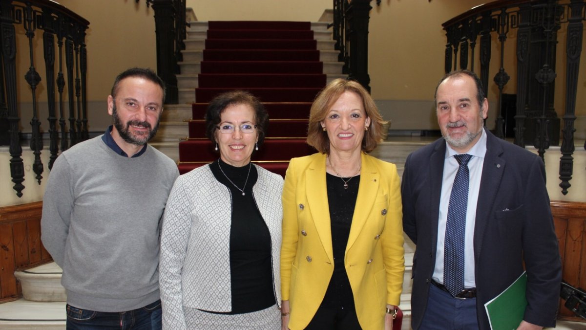 La consejera y varios delegados presentaron ayer la Feria