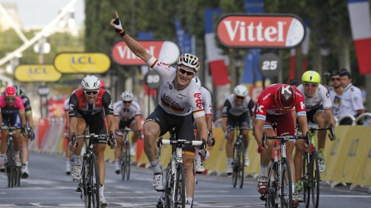 Viene Greipel para subir al podio de la Clásica.