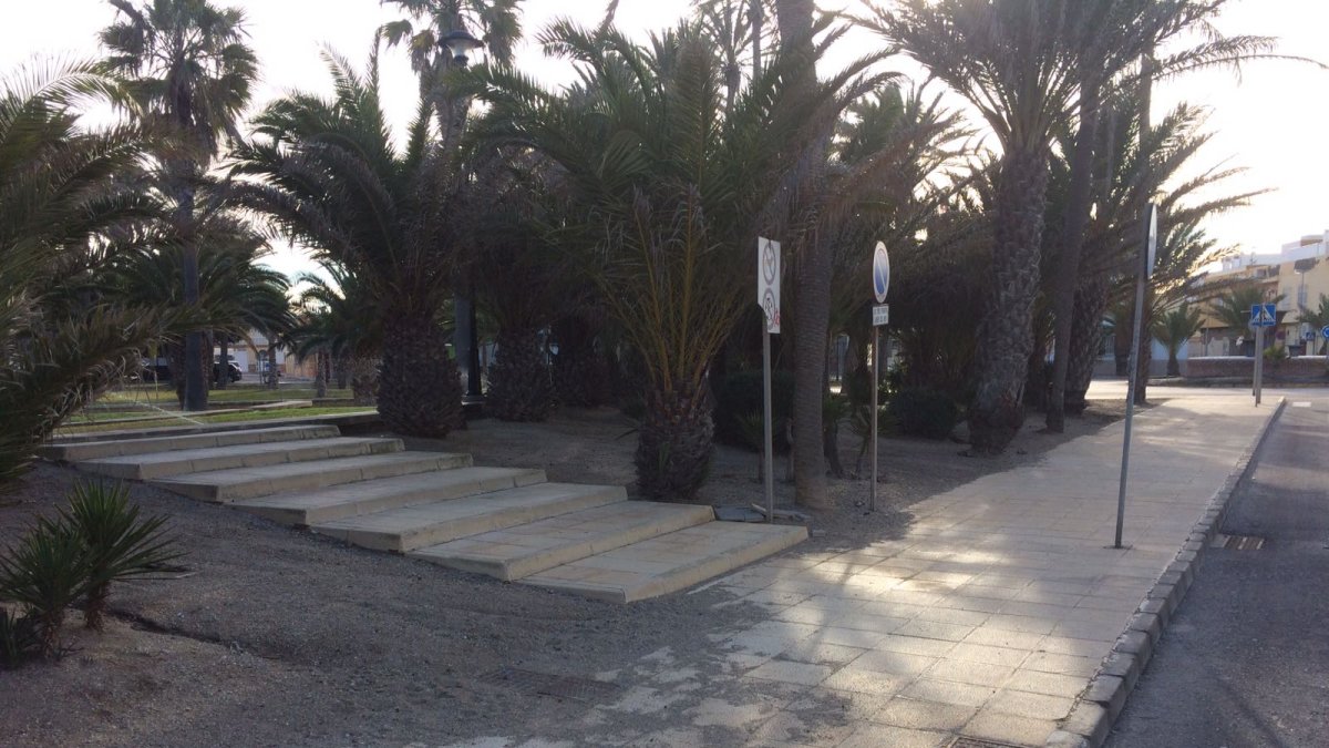 Imágenes de parques con barreras arquitectónicas y falta de papeleras y mobiliario infantil.