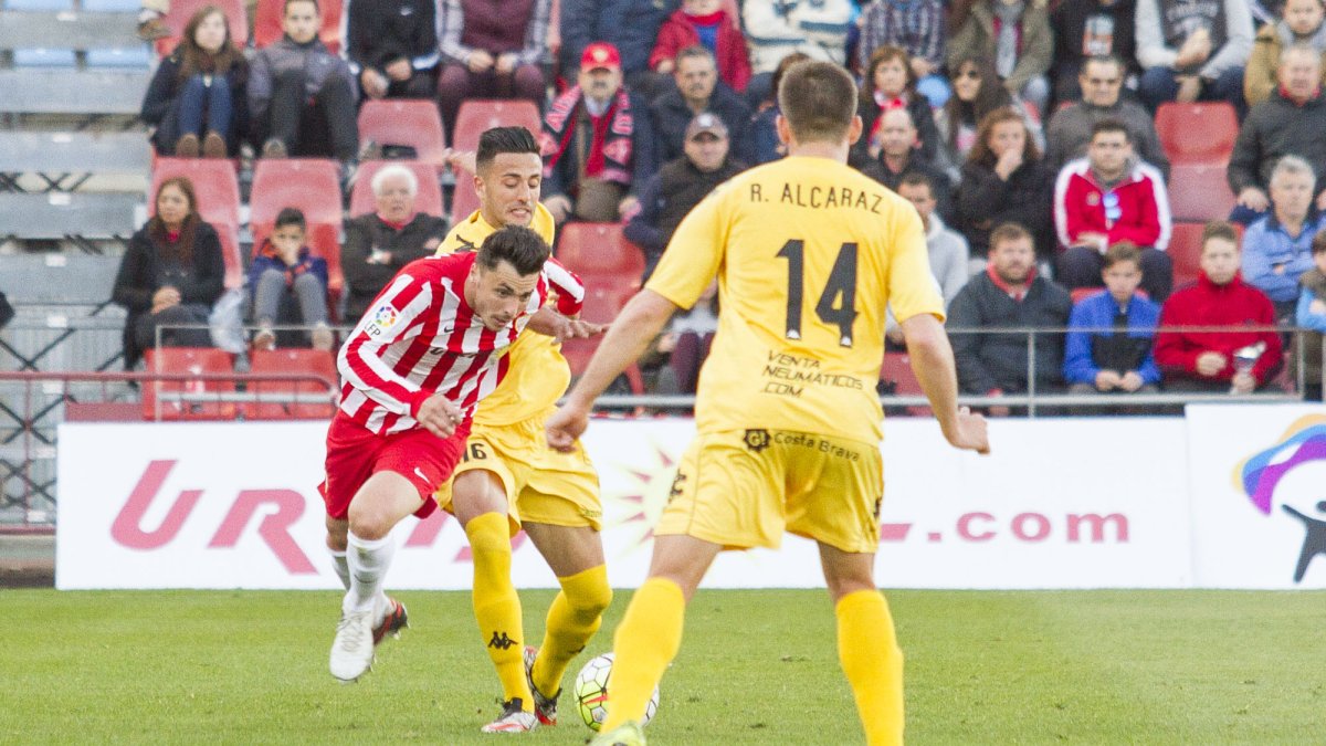 Ximo en una jugada del Almería-Girona 2015-16.