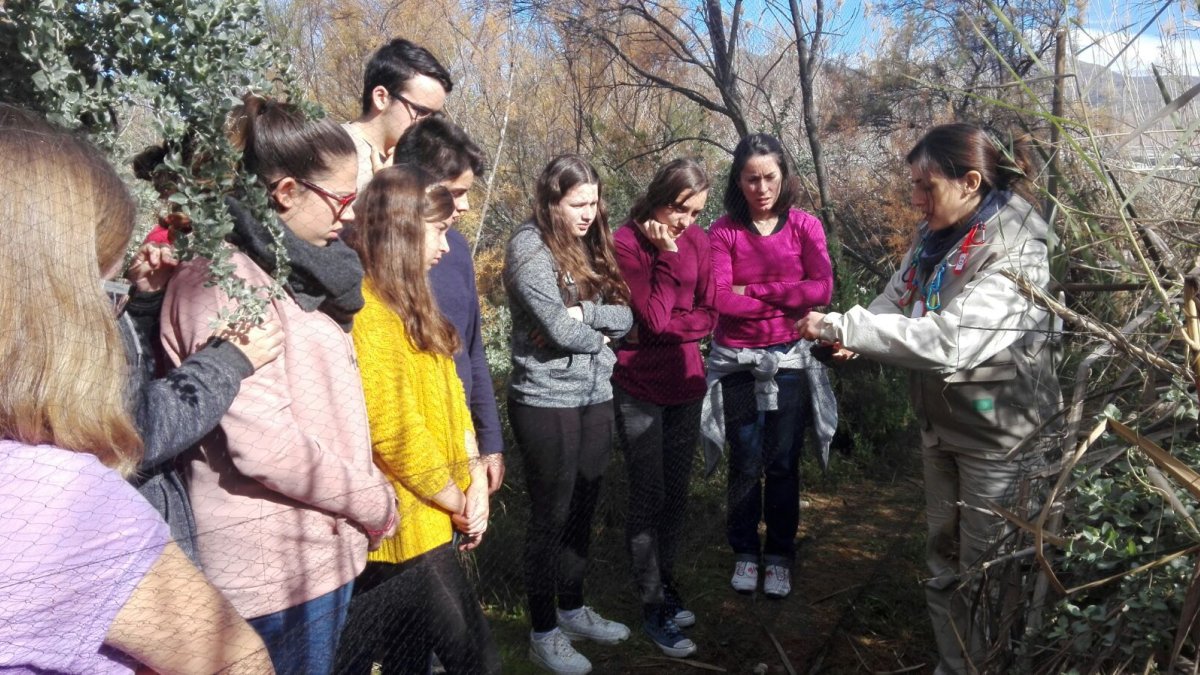 Los estudiantes durante su visita a las Albuferas de Adra.
