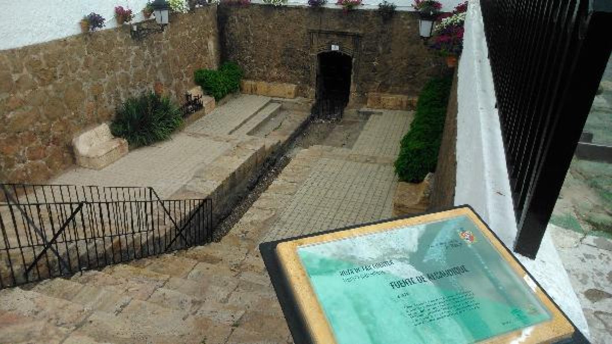 La Fuente de Alcaudique, en Berja, seca, una imagen icónica de la sequía que ha convertido el agua en objeto de culto en este municipio.