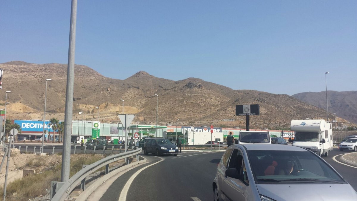 La Guardia Civil desaloja Viapark en Vícar por el falso aviso de bomba
