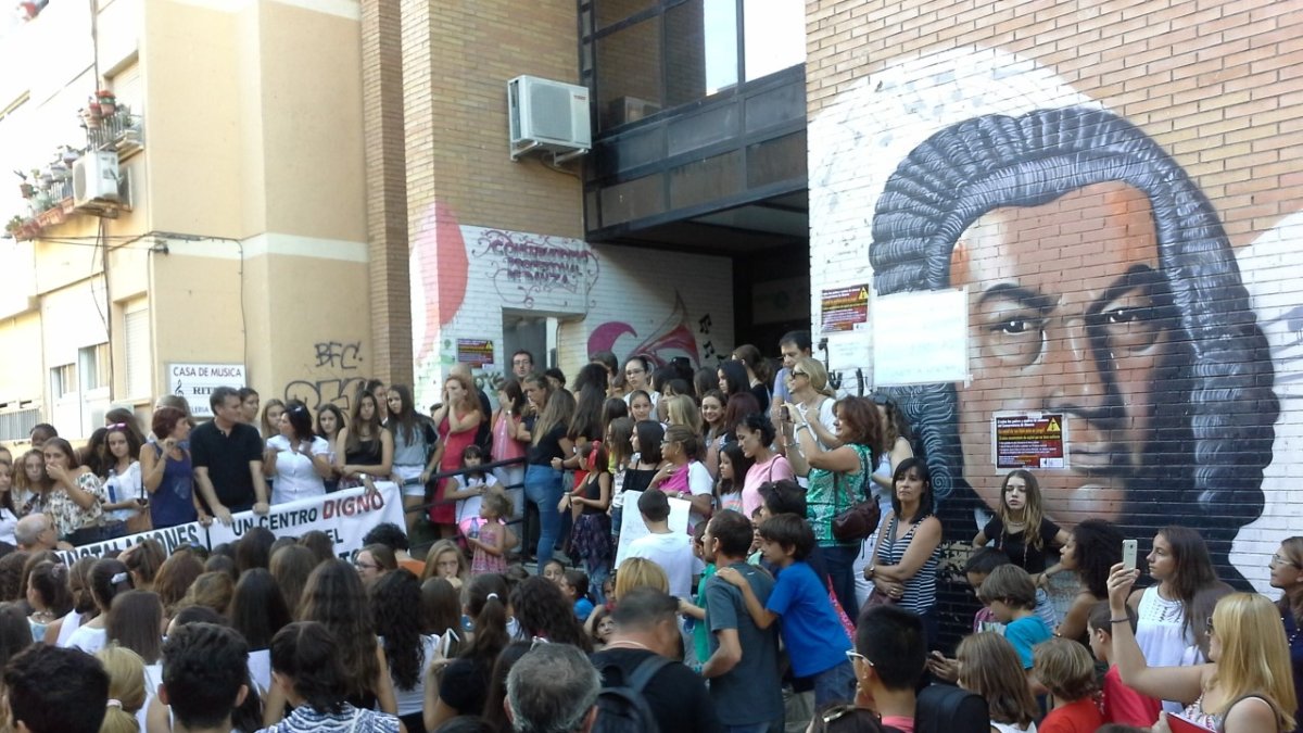 Alumnos, padres y docentes en una manifestación a favor de un nuevo conservatorio.