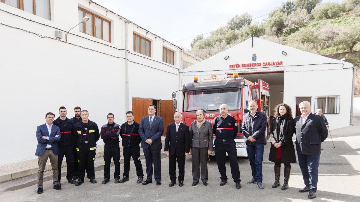 Foto de familia ante las instalaciones del nuevo retén de Canjáyar.