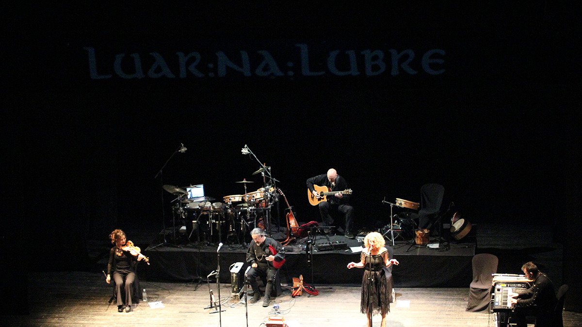 Luar na Lubre durante su concierto del pasado viernes en el Teatro Cervantes de Almería.