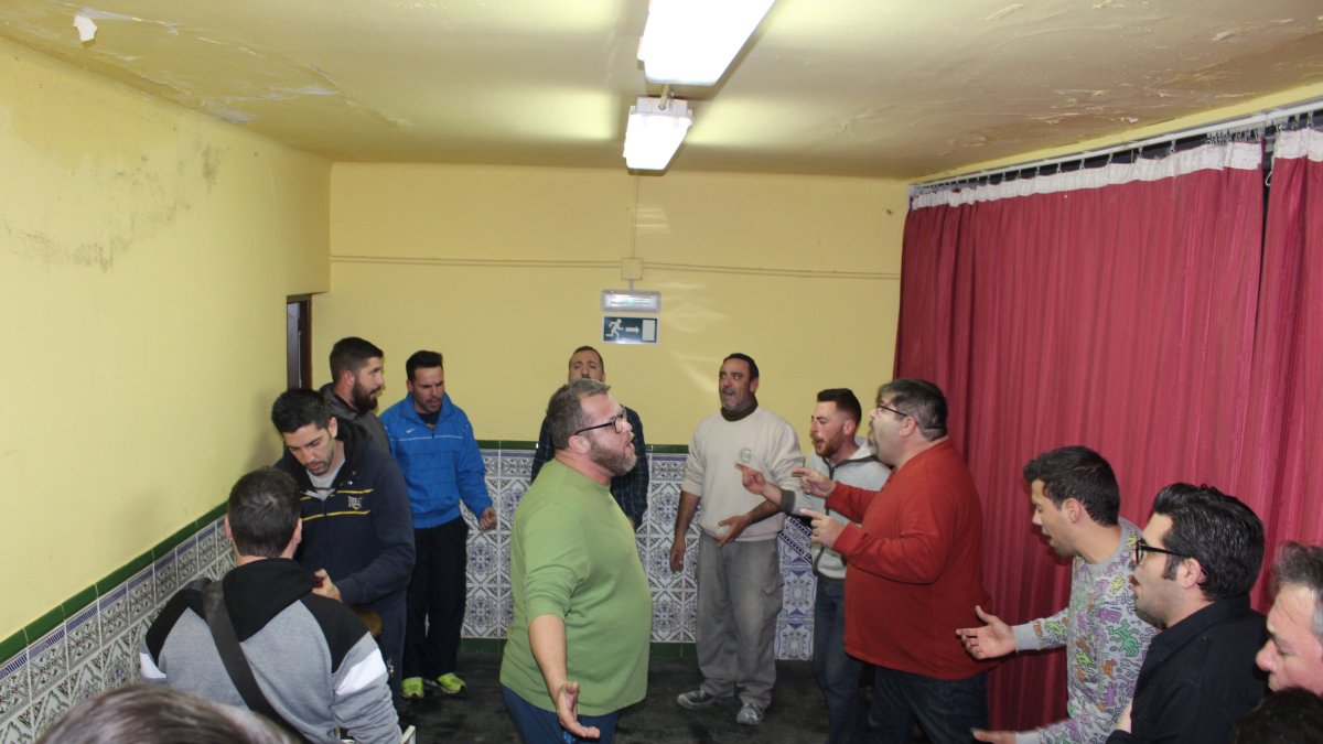 El autor de letra y música del repertorio de la comparsa, Gabriel Lima, en el centro de la imagen, durante el ensayo que realizan en la Asociación de