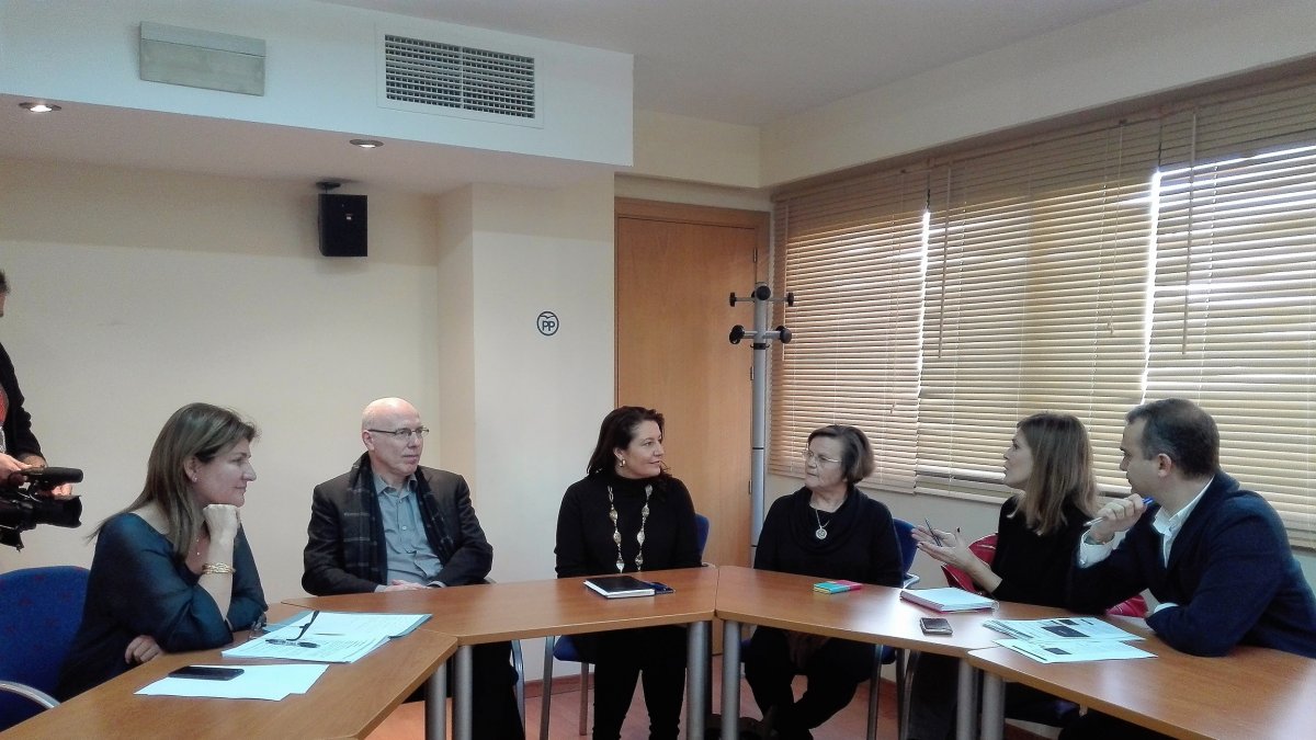 Encuentro entre parlamentarios andaluces, el Ayuntamiento y la OCAL, ayer.