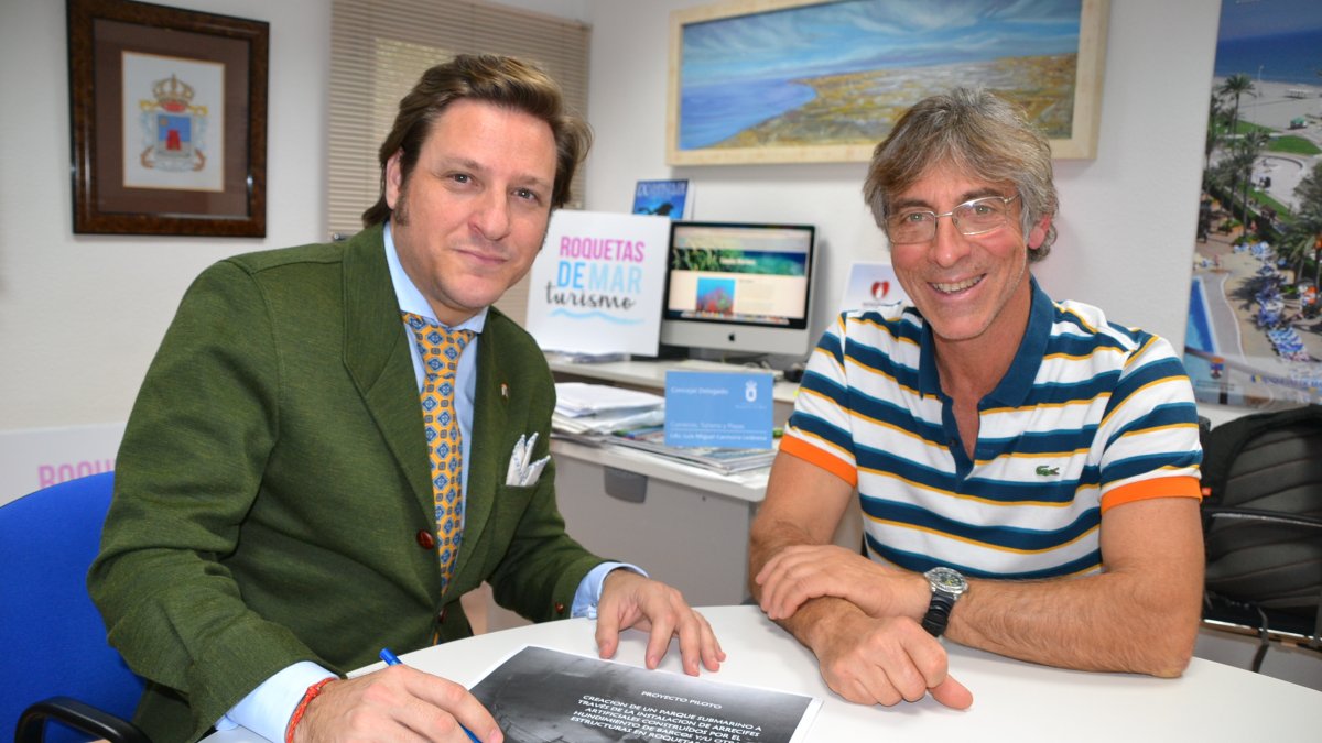 El concejal de Turismo, Luis Miguel Carmona, con el presidente de Acebal, Fernando Orri.